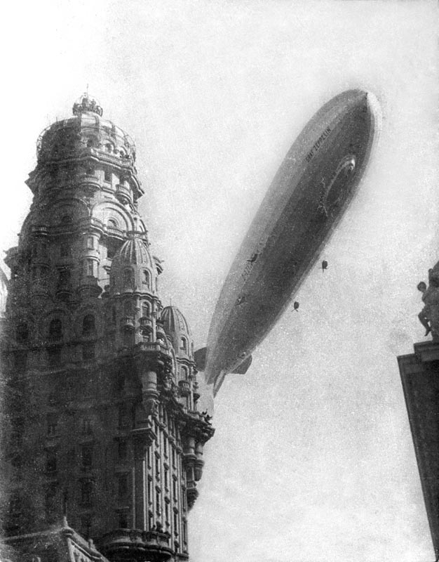 El Graf Zeppelin en Montevideo. Año 1934. Foto 1232b.FMH.CMDF.IMM.UY. S/d. de autor.